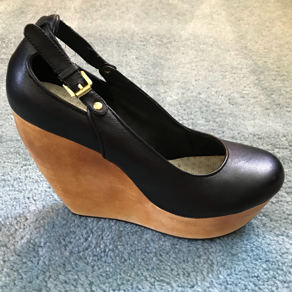 Matiko Black & wood platform wedge w/ gold accents